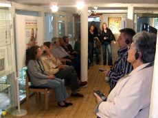 Ausstellungsbesucher mit guidePORT™-Geräten Ausstellungsbesucher mit guidePORT™-Geräten
