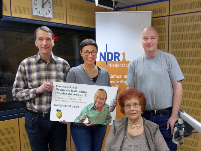 SZEV bei der „Plattenkiste” (v. l. vorn Renate Hoffmann, hinten Rüdiger Borrmann, Martina Gilica und Jens Pielawa)